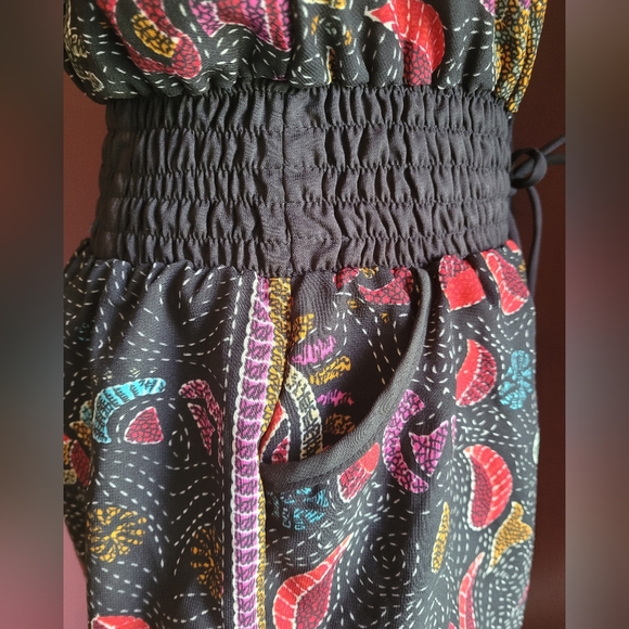 NWOT, SHORT ROMPER, with pockets, very light material, very flattering. - Picture 2 of 14